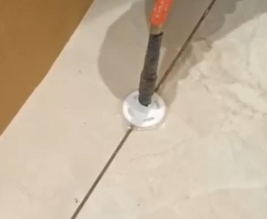 凌云瓷砖空鼓维修公司专业解答瓷砖在铺贴过程中，如果没有涂抹均匀到位的粘结材料（如水泥砂浆或瓷砖胶），可能会导致以下问题