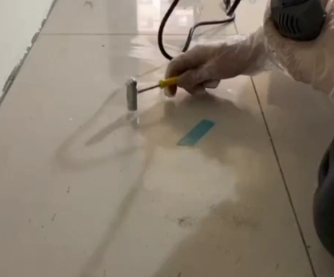 凌云瓷砖开裂维修公司专业分享瓷砖在铺贴前如果没有沥干水分，将会导致以下问题
